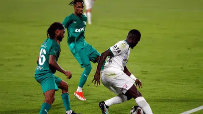 Hakem maçı durdurdu, güvenlik tribünlere yöneldi!