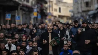 İsrail kararı bayramı değiştirdi: Aksa yerine sokaklarda saf tutuldu