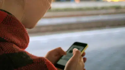 İngiltere'de telefon devri resmen bitti! Okul kapısından giren telefon 'mühürlenecek'