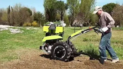 67 yaşındaki çiftçinin bahçe işleri felaketle bitti: Bacaklarını çapa makinesine kaptırdı!