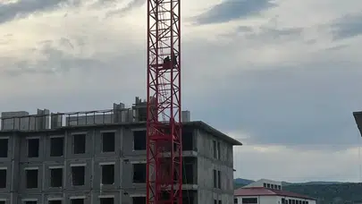 Adıyaman'da inşaatta gergin dakikalar: Maaşını alamayan işçi kule vincin tepesine çıktı!