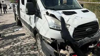 Motosiklet ile kamyonet kafa kafaya çarpıştı! Ortalık savaş alanına döndü
