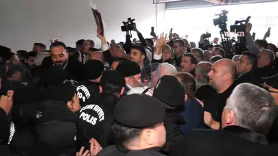 Belediye önünde savaş alanı! Biber gazlı seçimde Bursa’nın yeni başkanı belli oldu