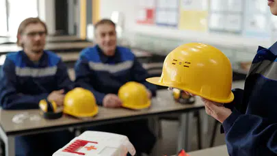 Eski İSG Eğitimleri Geçersiz Mi Oldu? 2026 İş Sağlığı Ve Güvenliği Yönetmeliği Hangi İş Yerlerini Kapsıyor?