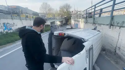 Beyoğlu'nda kontrolü kaybeden hafif ticari araç kaldırıma çarparak devrildi!