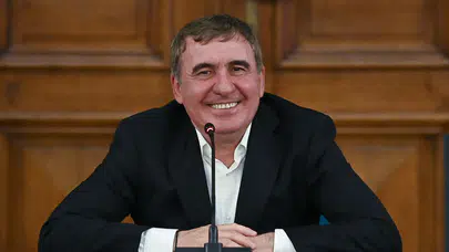 Gheorghe Hagi kimdir (hayatı): Romanya Milli Takımı’nın başına geçti mi, görevi ne, sözleşmesi kaç yıl?