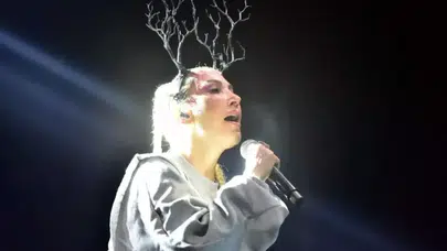 'Bu devri devireceğiz' sözü meğer şarkı sözüymüş! Hande Yener’den sert savunma