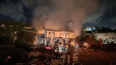Hatay'da korkutan şantiye yangını! Alevlerin sardığı konteyner ve minibüs küle döndü