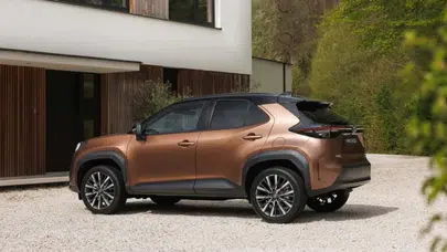Asfaltın yeni dinamiği: Makyajlı Toyota Yaris Cross, standart hibrit motoruyla sahne aldı