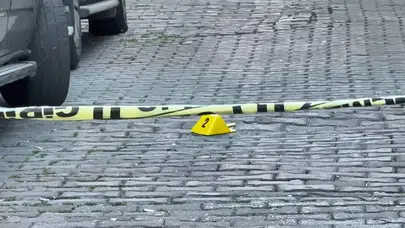 Kağıthane’de dehşet anları: Polise saldıran gençlerin ardından açılan ateş berberi vurdu!
