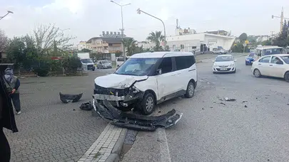 İki araç çarpıştı, ortalık karıştı!