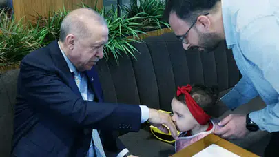 Beyoğlu’nda bayram havası! Erdoğan kafede vatandaşlarla birebir ilgilendi