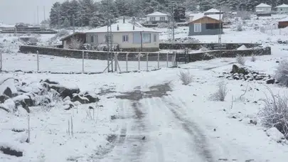 Kızılcahamam ve Çubuk’ta kar sürprizi: Yaylalar Nisan ortasında buz kesti!