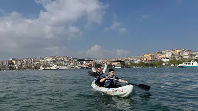 Haliç sularında üniversiteli akını: Kanolarla renkli görüntüler oluştu!