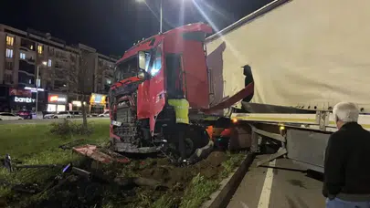 Bingöl-Erzurum yolunda facianın eşiğinden dönüldü: Tır refüje girdi!