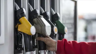 Petrol fiyatları çakıldı, gözler pompaya çevrildi! Akaryakıtta indirim fırtınası başlıyor.