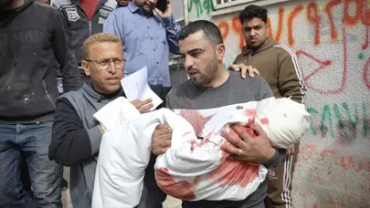 Gazze'de kanlı ihlal: Katil İsrail polis aracını vurdu, masum çocuklar can verdi!