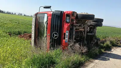Hatay’da sürücüsünün kontrolünden çıkan tır devrildi!