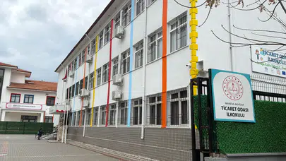 İlkokulda korkutan anlar! Tavan sıvası öğrencilerin başına düştü