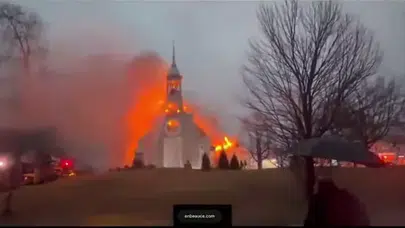 Quebec’te dehşet anları! 100 yıllık kilise yangın sonrası yerle bir oldu