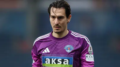 Eldivenleri çıkardı, meşini ağlara gönderdi! Kasımpaşa kalecisi Gianniotis'ten inanılmaz gol