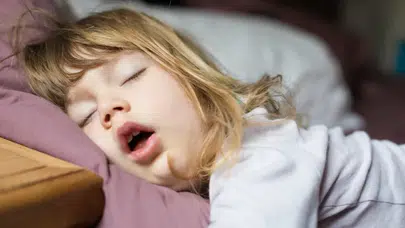 8 Saat Uyumak Yetmiyor: Beyninizi "Gündüz Modunda" Unutmuş Olabilirsiniz!
