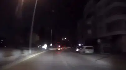 Ticari taksi çarptı, genç kız metrelerce savruldu... Korkunç kaza kamerada!