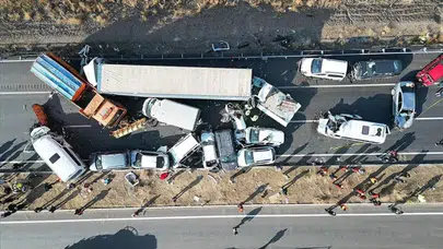 Derince’de trafik kilit! Zincirleme kazada tır makasladı, araç kuyrukları İzmit’e uzandı