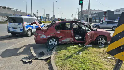 Düzce'de kavşak savaş alanına döndü: Adliye yolunda polis aracı otomobille çarpıştı!