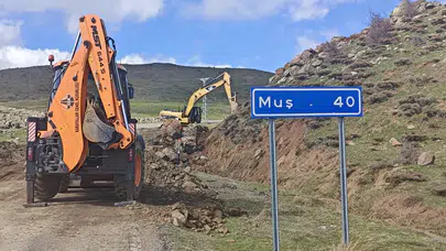 Sağanak felaketi getirdi! Kaya ve toprak yığınları yolu kapattı