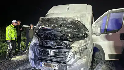 Tekirdağ'da facianın eşiğinden dönüldü: Hareket halindeki servis minibüsü bir anda alev aldı!