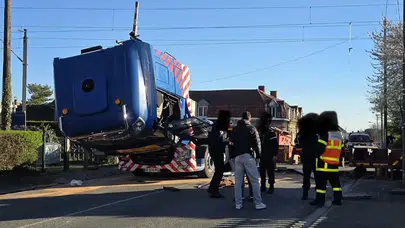 Facia geliyorum dedi! Dunkerque-Paris treni kamyona çarptı: 1 ölü, 13 yaralı!