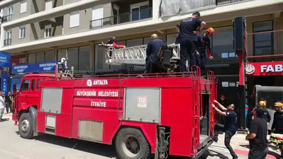 Kepez'de ölümle yaşam arasında bir tente: İtfaiye ve AFAD seferber oldu