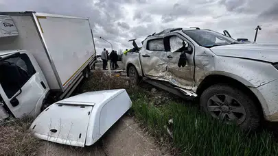 Konya-Ankara yolunda can pazarı! Kavşakta iki araç birbirine girdi