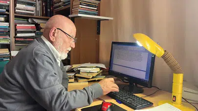 Alanya'da 77 yıllık mucize: Evinde adım atacak yer yok, tam 11 bin kitabı var!