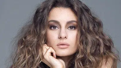 Saygı konserinde Atiye rüzgarı: Sahne kostümü görenleri hayrete düşürdü!