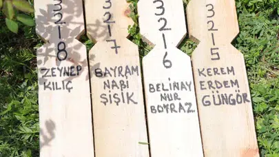 Kahramanmaraş'ta okul saldırısında ölen dört öğrenci yan yana defnedildi