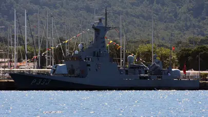 İstanbul Boğazı’nda bayram nöbeti! TCG Barbaros Fırkateyni Dolmabahçe'de halkla buluştu