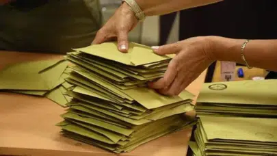 Siyasetin 'ölü doğmuş' partisi! AYM kapısına kilidi vurdu, mallar hazineye geçti