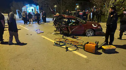 Çarpışmanın şiddetiyle kağıt gibi ezildiler: Otoyol savaş alanına döndü!