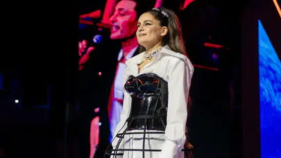 Atiye 10 dansçısıyla büyüleyici performans sergiledi