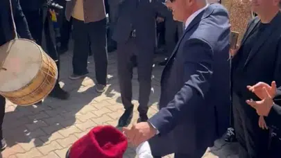 Başkan değil sanki mahallenin abisi! Sadettin Saran gençlerle omuz omuza