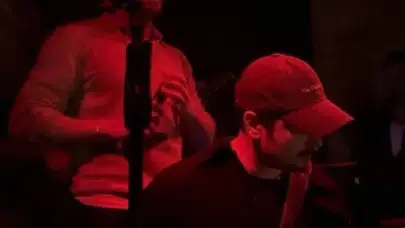 Çağatay Ulusoy'dan Beklenmedik 'Aşk' Şov: Aslıhan Malbora İçin Sahnede Gitar Çaldı!