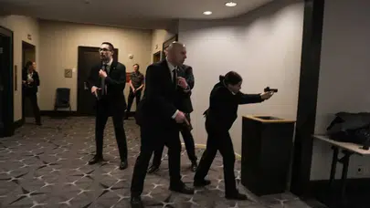 Ayakkabılarını bırakıp kaçtılar... CNN sunucusu saldırganla burun buruna geldiği anı anlattı