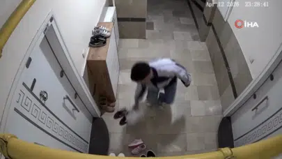 Yok artık dedirten hırsızlık! Ev sahibi kameradan izlerken ayakkabıları çalıp gitti!