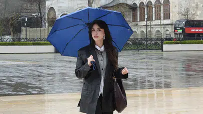 Özge Gürel İstanbul Modern’deki sergi için Galataport’taydı