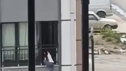 Deprem konutlarında yürekleri ağza getiren görüntü: Küçük kızın tehlikeli cam yolculuğu!