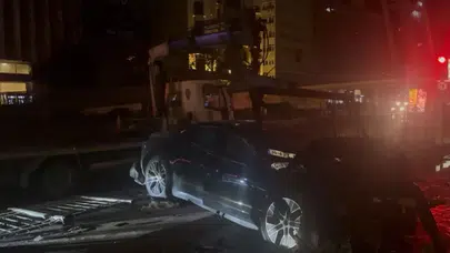 Şişli Büyükdere Caddesi'nde otomobil bariyerlere çarptı: 3 yaralı