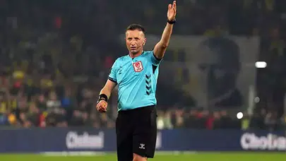 Derbide hakem depremi! Beşiktaş isyan etti, Fenerbahçe zirveye pençe attı!