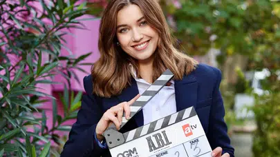 Afra Saraçoğlu A.B.İ. dizisinden neden ayrıldı, sebebi kıskançlık mı? Çağla ölecek mi, hangi bölümde veda edecek?